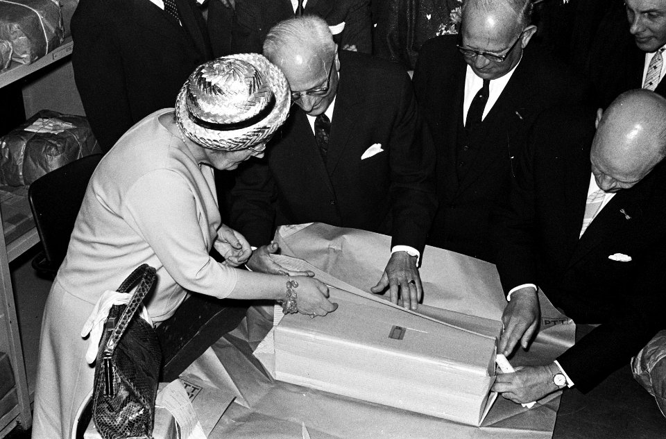 Bezoek van koningin Juliana aan Staatsbedrijf der PTT in Rotterdam, Bestanddeelnr 915-1009