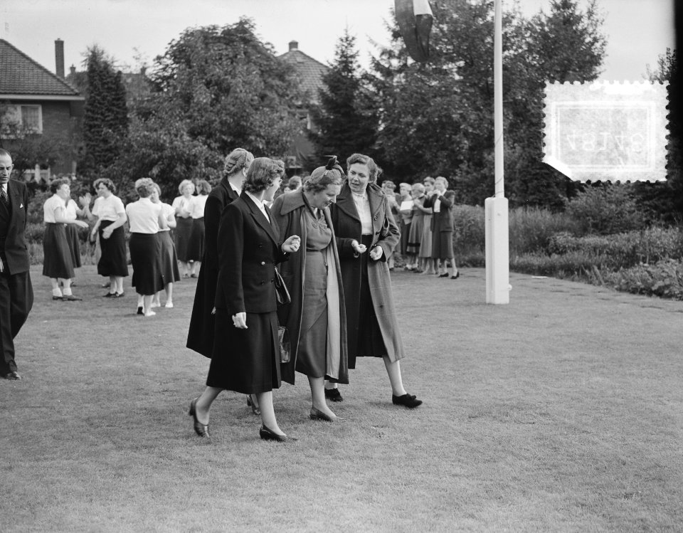 Bezoek van koningin Juliana aan de huishoudschool in Deventer, Bestanddeelnr 904-8148