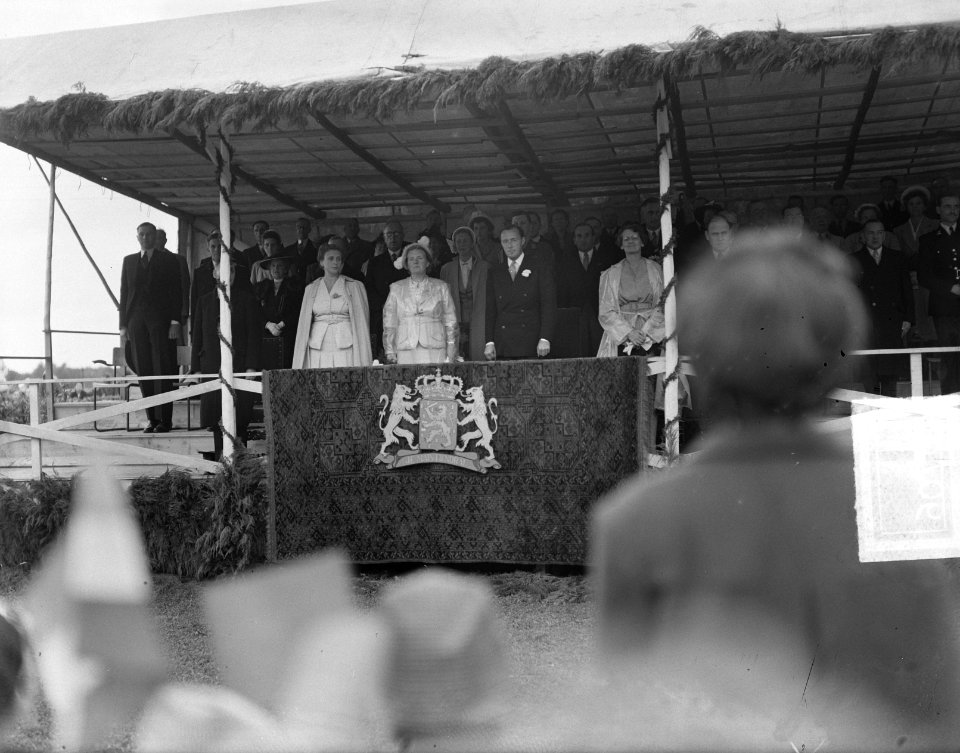 Bezoek koningin Juliana en prins Bernhard aan Gelderland. Kerk-Avezaath (gemeent, Bestanddeelnr 904-0706