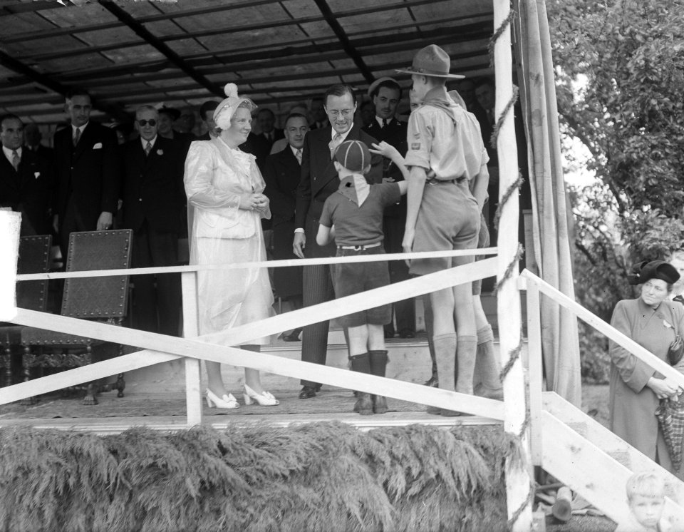 Bezoek koningin Juliana en prins Bernhard aan Gelderland. Kerk-Avezaath (gemeent, Bestanddeelnr 904-0704