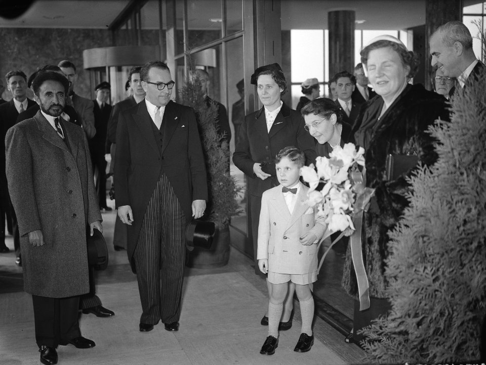 Bezoek van koningin Juliana, prins Bernhard en keizer Selassie aan de DAF Fabrie, Bestanddeelnr 906-8302