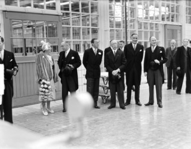 Bezoek koningin Juliana en prins Bernhard aan Gelderland. Bezoek Tiel jamfabrie, Bestanddeelnr 904-0694