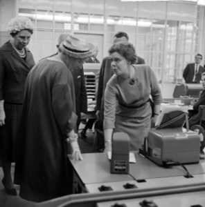 Bezoek van koningin Juliana aan Staatsbedrijf der PTT in Rotterdam, Bestanddeelnr 915-1011