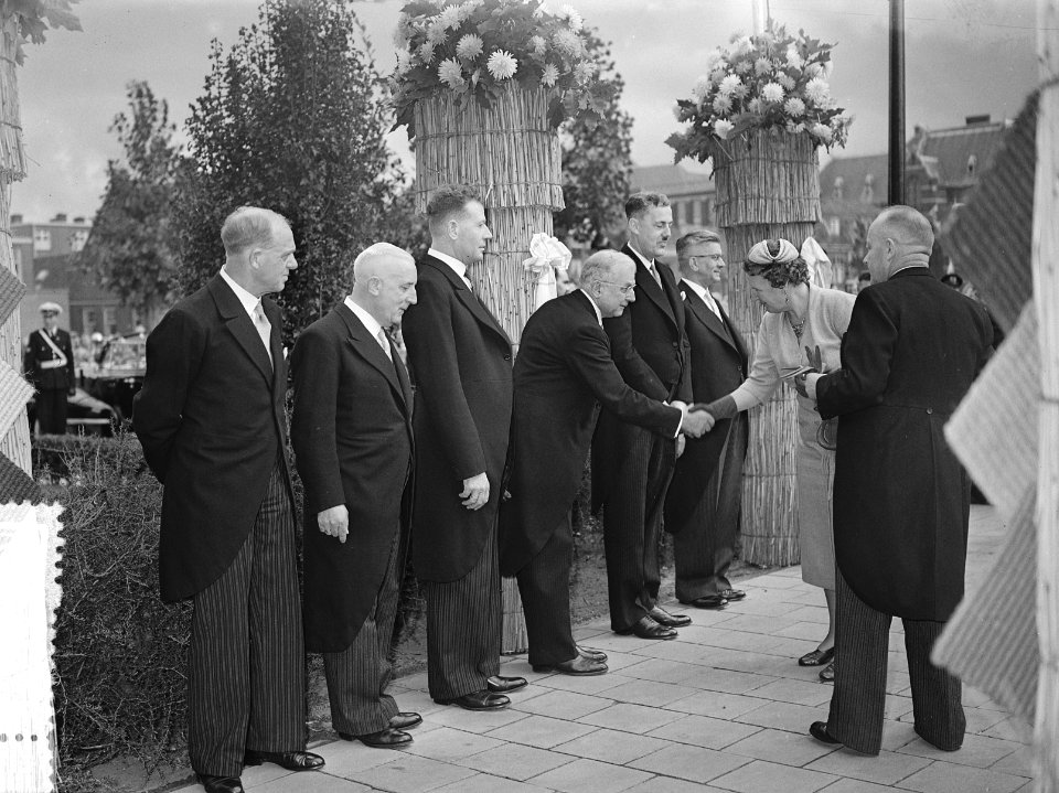 Bezoek van koningin Juliana aan Delft aan de Van de Wouden Stichting, Bestanddeelnr 907-3489