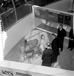 Bezoek van koningin Juliana aan het Bouwcentrum te Rotterdam, Bestanddeelnr 905-7599