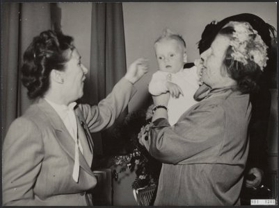 Bezoek van koningin Juliana aan Buren, waar het gerestaureerde weeshuis, door ha, Bestanddeelnr 014-1241