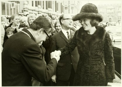 Bezoek van H.K.H. Prinses Beatrix, i.v.m. de opening van de tentoonstelling Een beeld van Bronner, in de Vleeshal, ontvangst door burgemeester de Gou, NL-HlmNHA 5400467680
