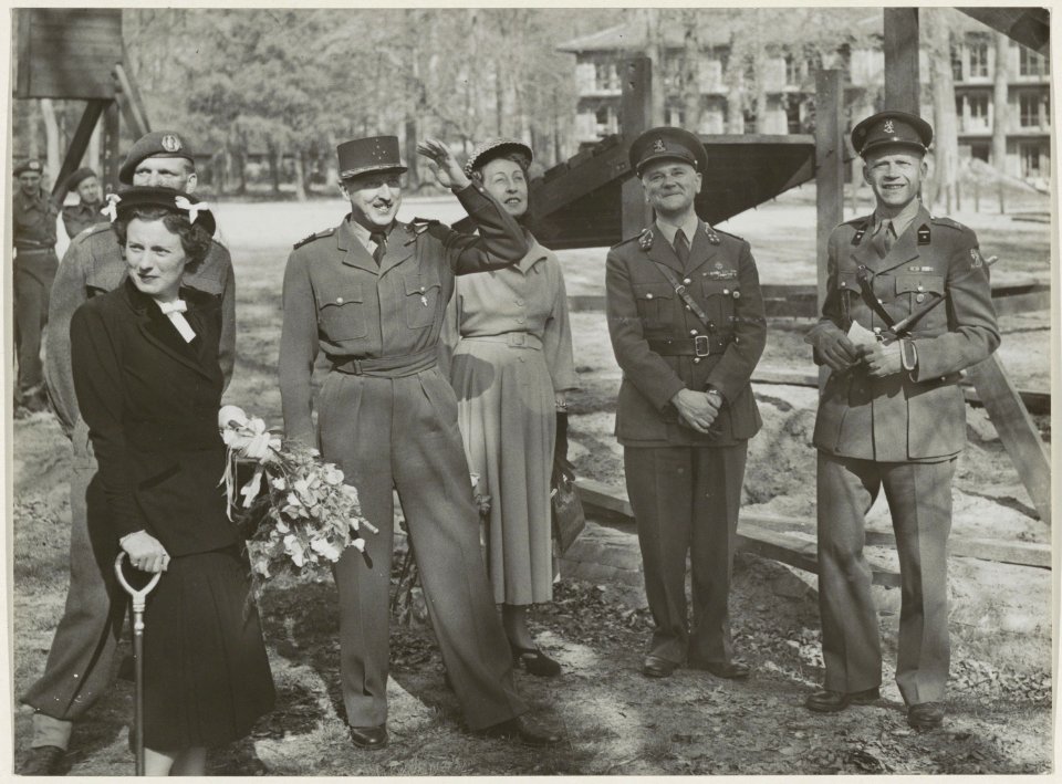 Bezoek van de Franse generaal J.P. Koenig aan de Stormschool Bloemendaal. NL-HlmNHA 54004047