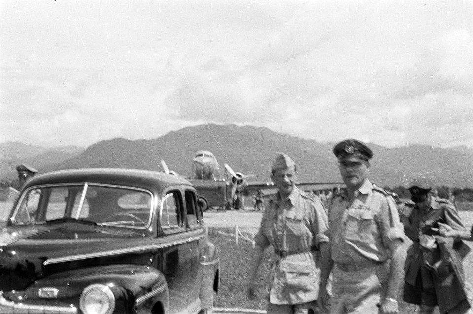 Bezoek van generaal-majoor Sas aan de U-Brigade. Op het vliegveld werd hij ont, Bestanddeelnr 480-3-7
