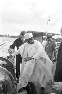 Bezoek President van Niger, Z.E. Diori Hamani stapt in de rondvaartboot, Bestanddeelnr 921-7429