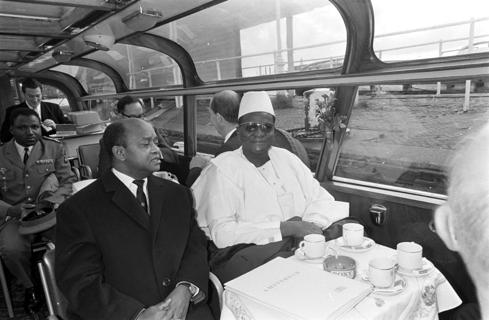 Bezoek President van Niger, rechts Z.E. Diori Hamani naast hem Minister van Tran, Bestanddeelnr 921-7430