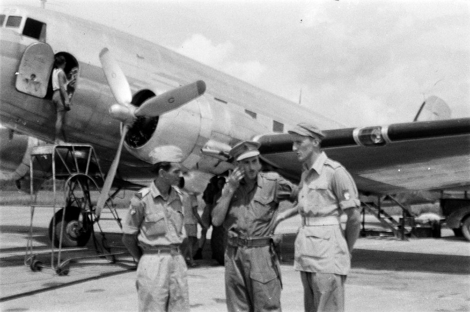 Bezoek van generaal-majoor Sas aan de U-Brigade. Drie militairen voor een vlie, Bestanddeelnr 480-3-9