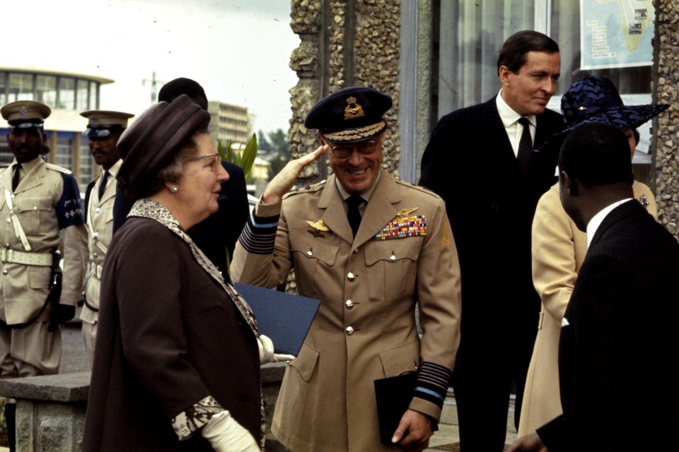 Bezoek van koningin Juliana, prinsen Bernhard en Claus en prinses Beatrix aan Et, Bestanddeelnr 254-8301