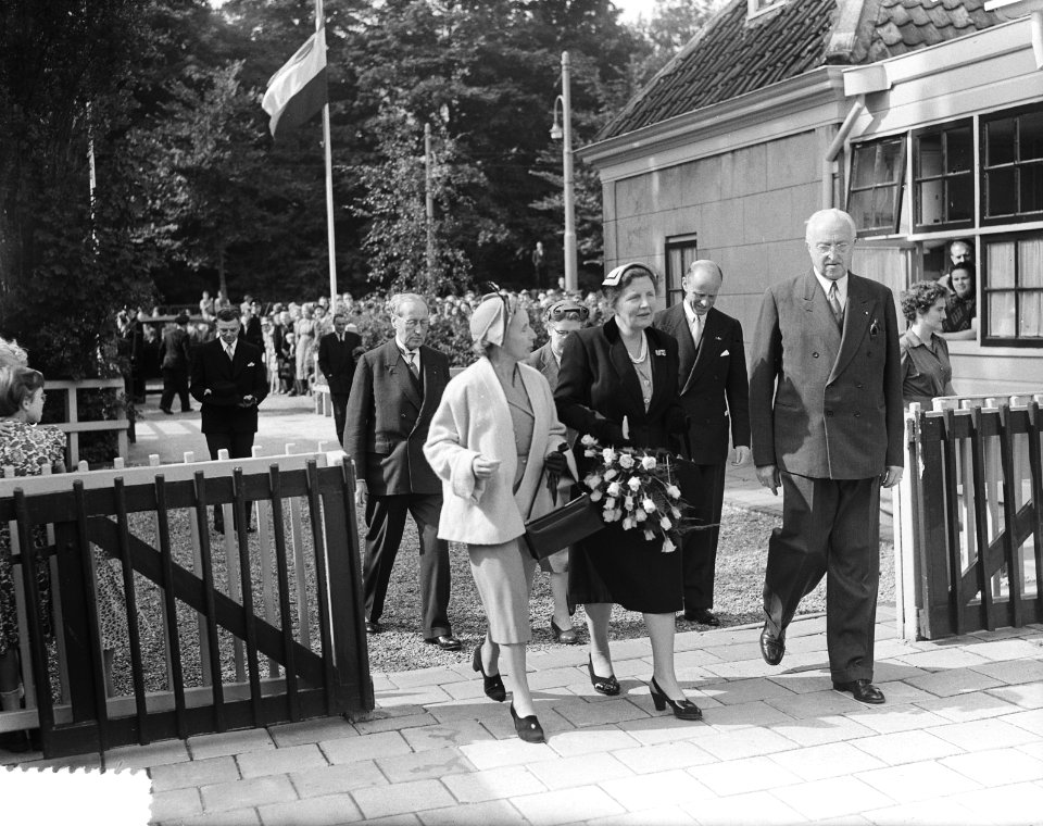 Bezoek koningin Juliana aan een blindengeleidehondenschool, Bestanddeelnr 905-9456