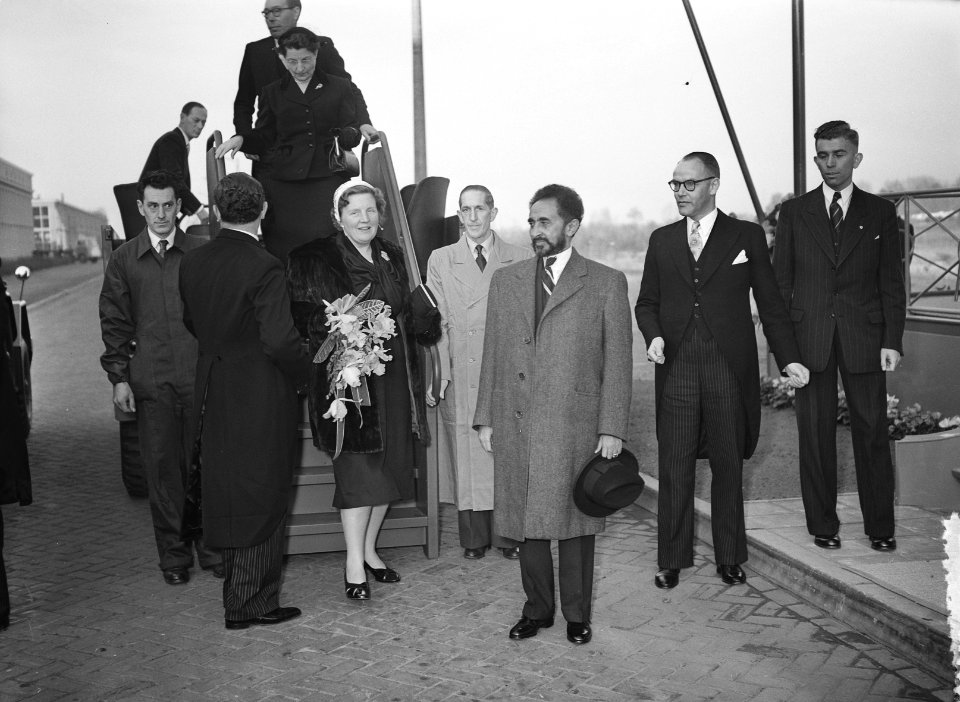Bezoek van koningin Juliana, prins Bernhard en keizer Selassie aan de DAF Fabrie, Bestanddeelnr 906-8306