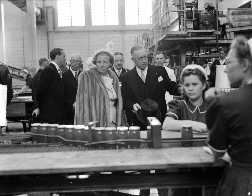 Bezoek koningin Juliana en prins Bernhard aan Gelderland. BezoekTiel jamfabriek, Bestanddeelnr 904-0700