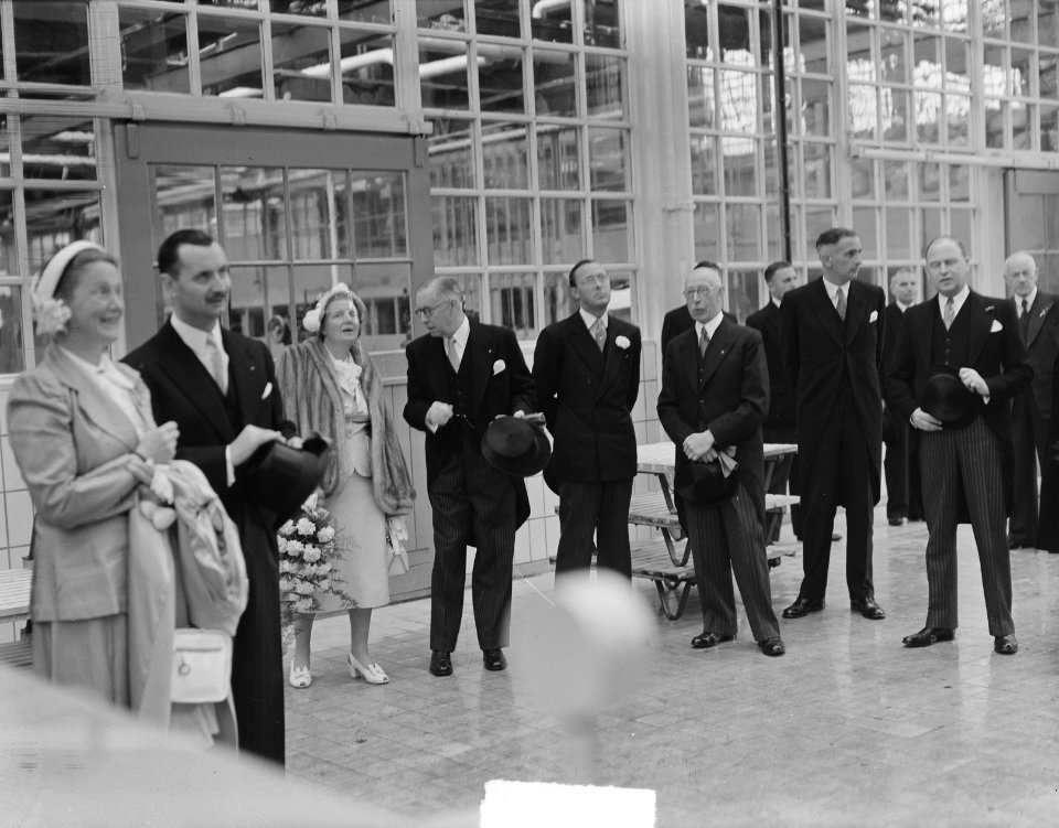 Bezoek koningin Juliana en prins Bernhard aan Gelderland. BezoekTiel jamfabriek, Bestanddeelnr 904-0703