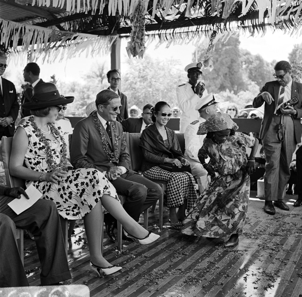 Bezoek prinselijk paar aan Suriname, op verzoek van Claus danst kleine kottomiss, Bestanddeelnr 919-3699