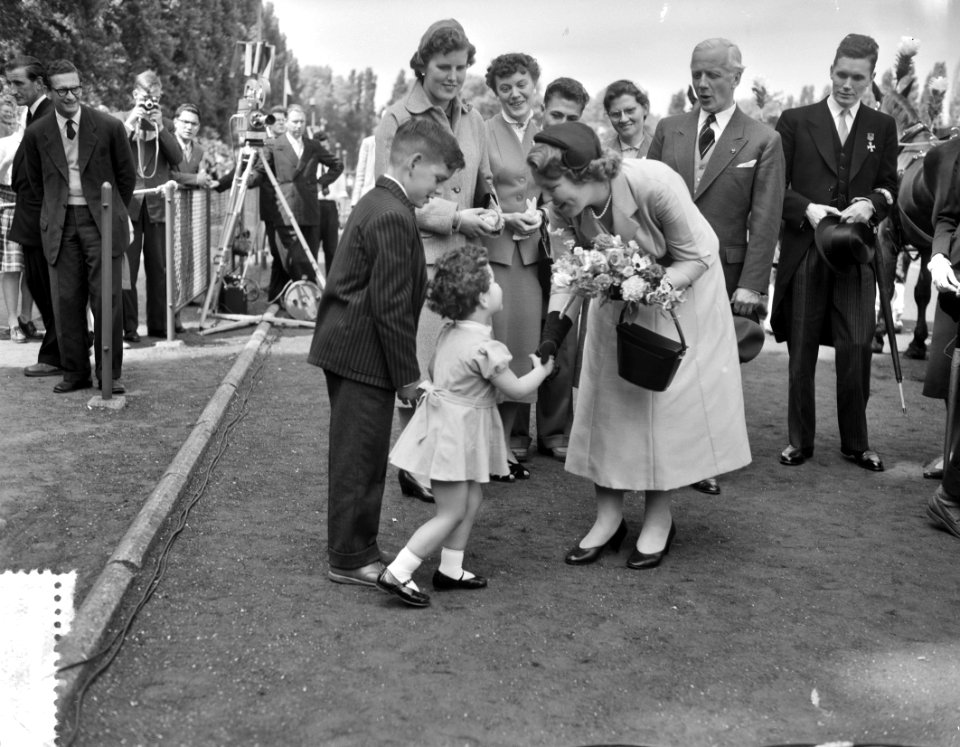 Bezoek Prinses Beatrix aan Amsterdam. Bezoek aan de jeugd op de Sintelbaan, Bestanddeelnr 907-8576