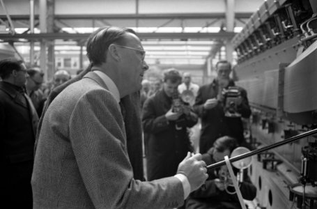 Bezoek Prins Bernhard aan Zeeland fabriek van Smit en Bolnes te Zierikzee, Bestanddeelnr 913-7507