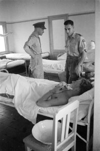 Bezoek van kolonel Thomson aan een militair hospitaal, Bestanddeelnr 3907