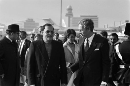 Bezoek premier Rajiv Gandhi van India premier Gandhi begroet door minister Van , Bestanddeelnr 933-4640