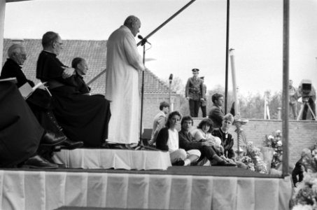 Bezoek Paus Johannes Paulus II aan Nederland Paus ontmoet jeugd in Amersfoort, Bestanddeelnr 933-3290