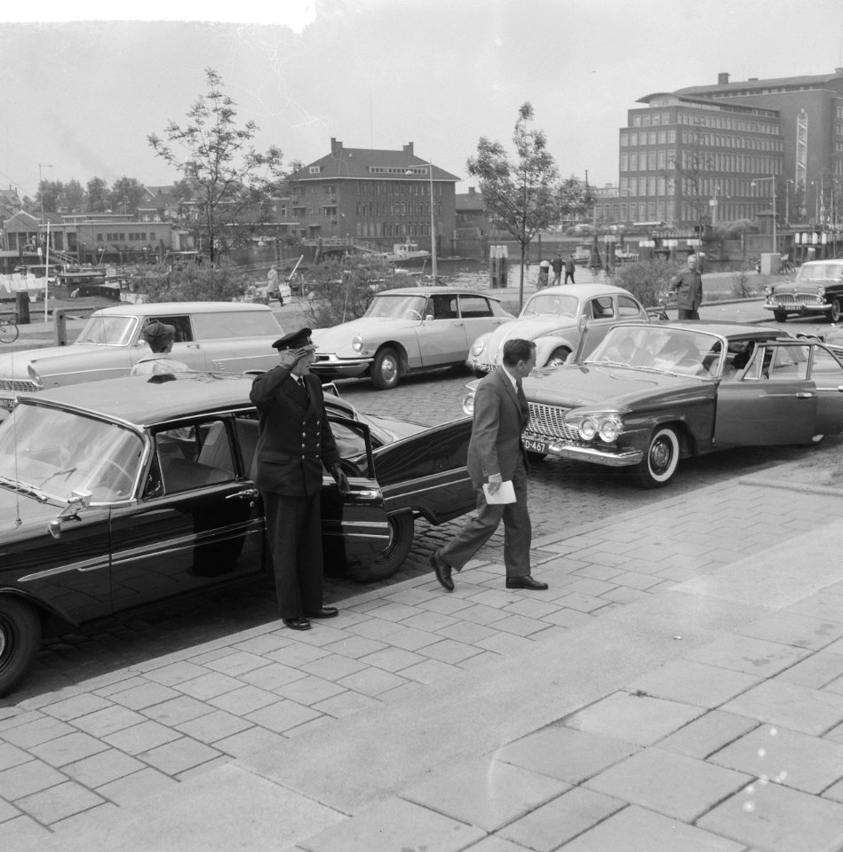 Bezoek Popovic aan Rotterdam Popovic verlaat zijn auto, Bestanddeelnr 912-5339