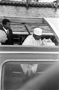 Bezoek President van Niger, rechts Z.E. Diori Hamani stapt uit na de rondvaart, Bestanddeelnr 921-7434