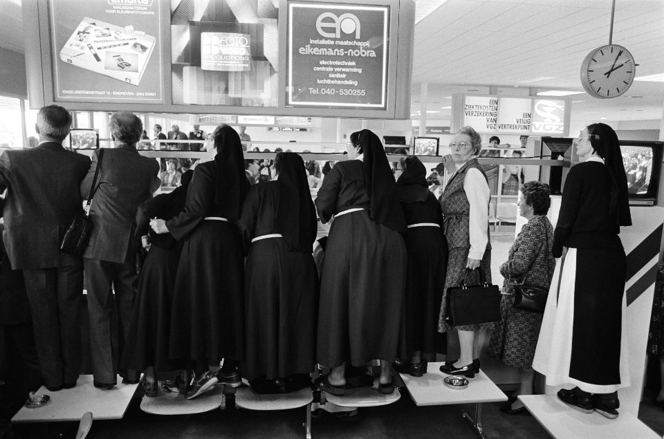 Bezoek Paus Johannes Paulus II aan Nederland religieuze staan op bankjes in sta, Bestanddeelnr 933-3243