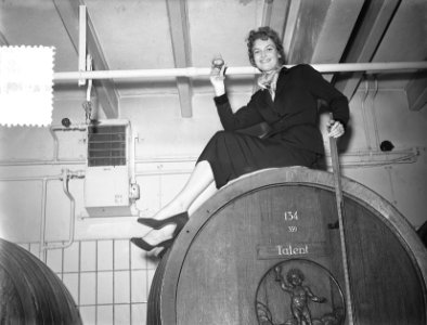 Bezoek Schoonheidskoningin bij Lucas Bols, Bestanddeelnr 905-5839
