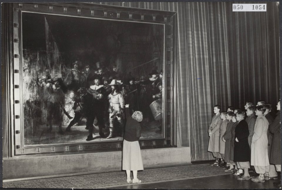Bezoek schoolkinderen aan musea. Bezoek aan de Nachtwacht in het Rijksmuseum met, Bestanddeelnr 050-1054