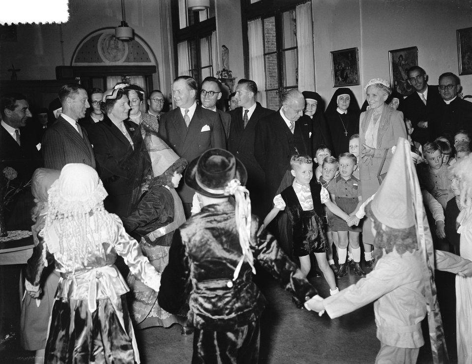 Bezoek koningin Juliana aan het Rooms Katholiek Weeshuis in de Jordaan, Bestanddeelnr 905-9448