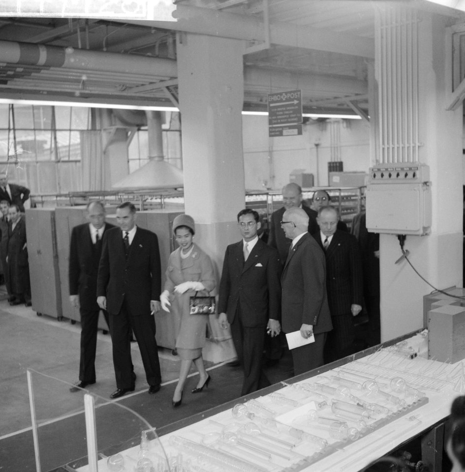 Bezoek van het Thailandse koningspaar aan Philips, rondga door de fabriek, Bestanddeelnr 911-7128