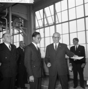Bezoek van het Thailandse koningspaar aan Philips, rondga door de fabriek, Bestanddeelnr 911-7134