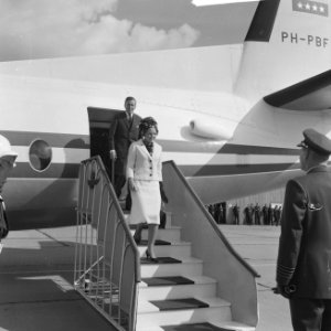 Bezoek prinses Beatrix en Claus aan Leeuwarden, aankomst vliegveld en bezoek, Bestanddeelnr 918-1495