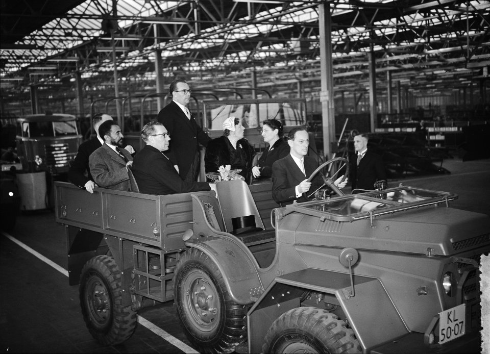 Bezoek van koningin Juliana, prins Bernhard en keizer Haile Selassie aan de DAF , Bestanddeelnr 906-8296