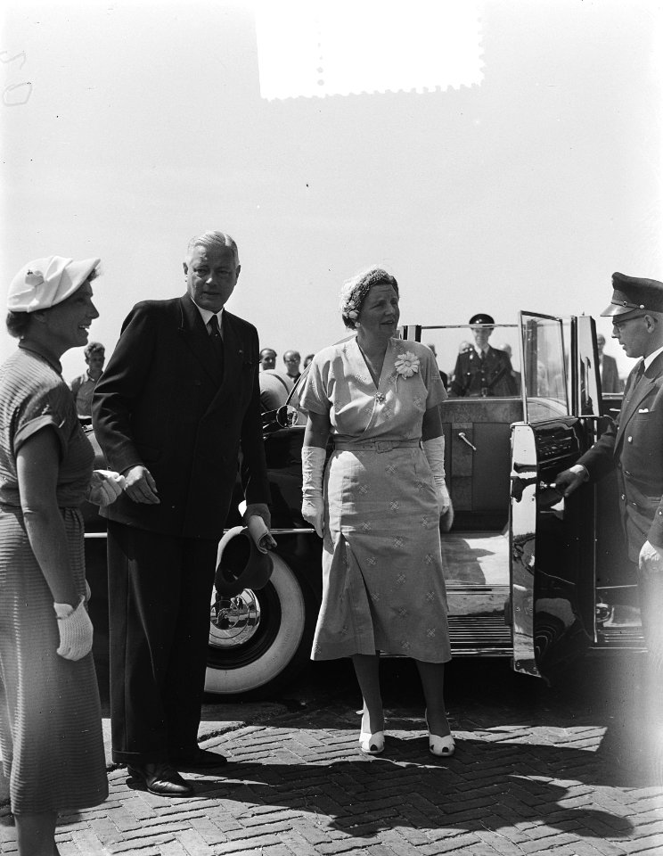 Bezoek koningin JUlliana aan kop Overijssel. Grens Wanneperveen, Bestanddeelnr 905-8159