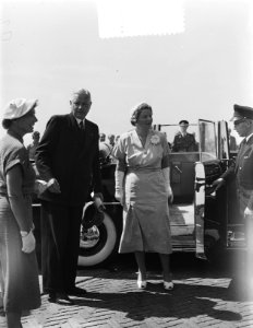 Bezoek koningin JUlliana aan kop Overijssel. Grens Wanneperveen, Bestanddeelnr 905-8159