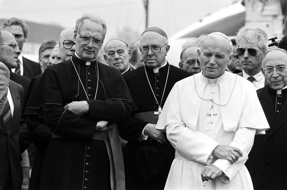Bezoek Paus Johannes Paulus II aan Nederland de Paus met kardinalen Simonis (l), Bestanddeelnr 933-3249