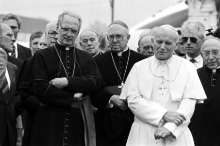 Bezoek Paus Johannes Paulus II aan Nederland de Paus met kardinalen Simonis (l), Bestanddeelnr 933-3249