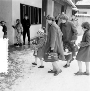 Bezoek Koninklijk gezin aan Grindelwald, aankomst, Bestanddeelnr 906-2176