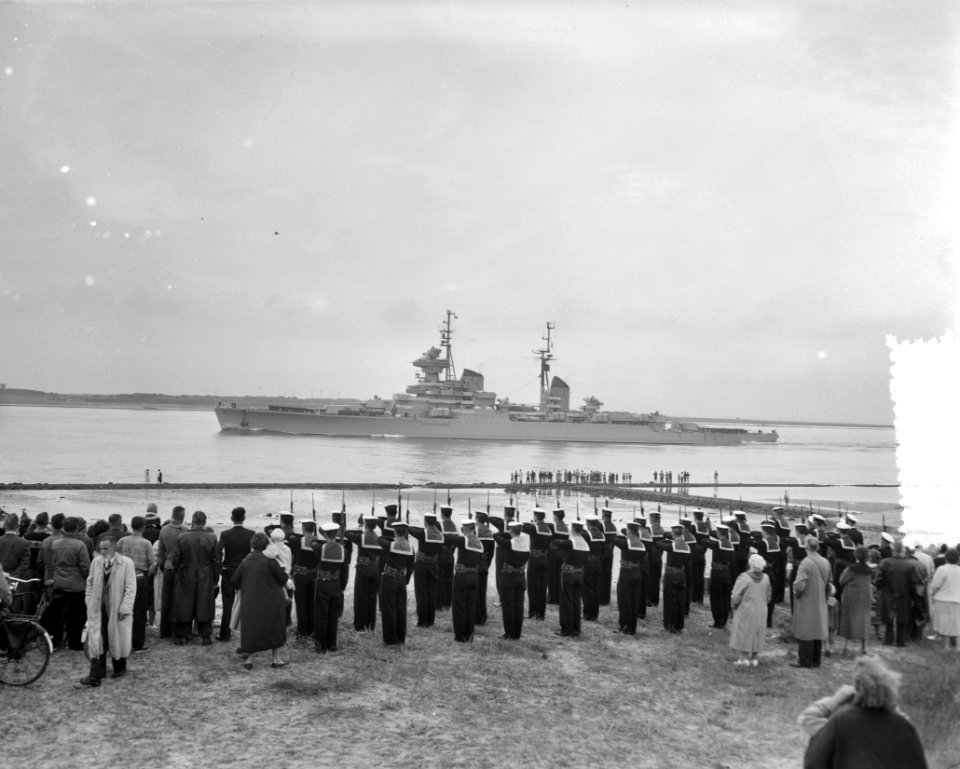 Bezoek Russische vlootsmaldeel Kruiser Sverdlov passeert de Hoek van Holland, Bestanddeelnr 907-9023
