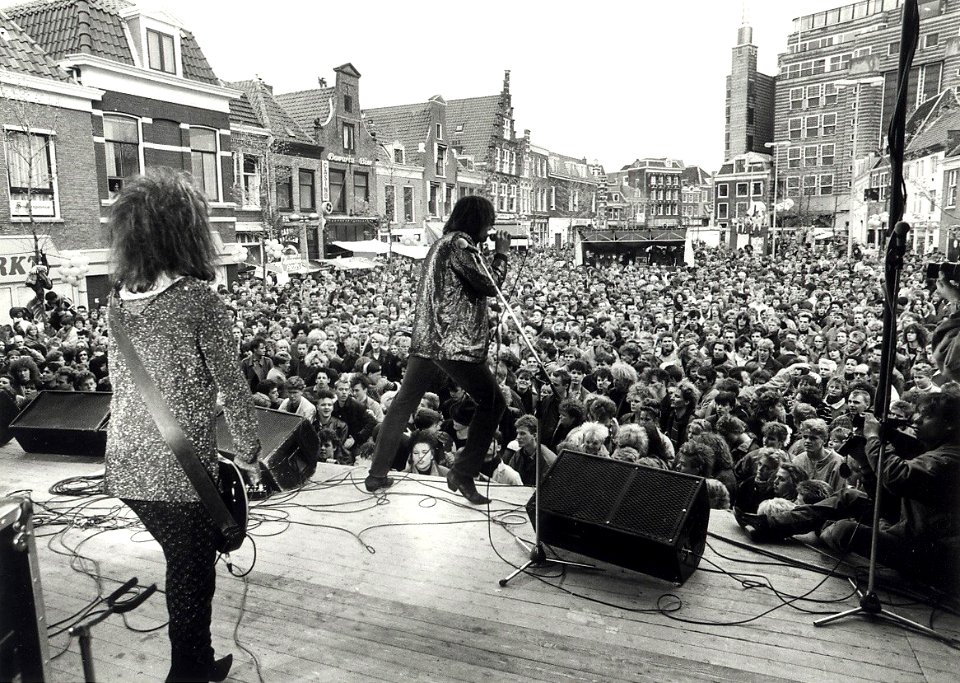 Bevrijdingspop op 5 mei 1987 tegen discriminatie op de Botermarkt, ziende naar het oost. Aangekocht in 1987 van United Photos de Boer bv. - Negatiefnummer 27598 k 8 a. - Gepubliceerd in het Haarlems D