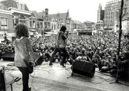 Bevrijdingspop op 5 mei 1987 tegen discriminatie op de Botermarkt, ziende naar het oost. Aangekocht in 1987 van United Photos de Boer bv. - Negatiefnummer 27598 k 8 a. - Gepubliceerd in het Haarlems D