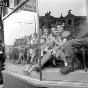 Bevrijding Meisjes in etalage, Bestanddeelnr 255-9624