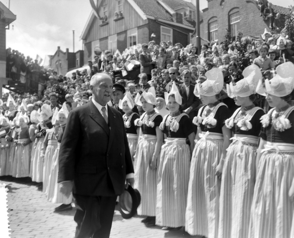 Bezoek Scharf aan Volendam. Scharf wandelt langs de Volendamse meisjes, Bestanddeelnr 912-4946