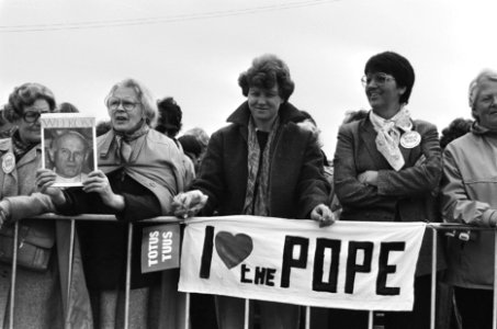 Bezoek Paus Johannes Paulus II aan Nederland spandoek I love the pope op vlie, Bestanddeelnr 933-3242