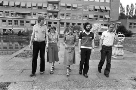 Bevrijde onderwijzers en onderwijzeressen uit school Bovensmilde bij het Wilhelm, Bestanddeelnr 929-2235