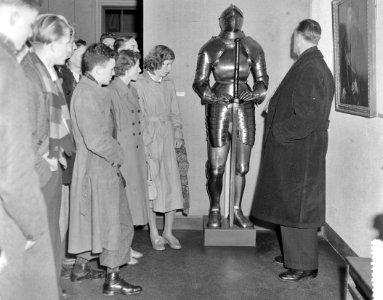 Bezoek schoolkinderen aan musea. In het Rijksmuseum, Bestanddeelnr 904-9115
